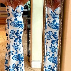 Meghan LA Dress, gown, White and Blue Floral NWOT Size Small